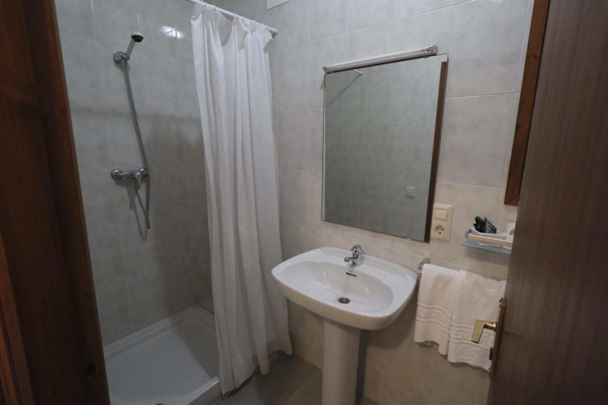 Hotel Pensio Fluvia Báscara Esterno foto